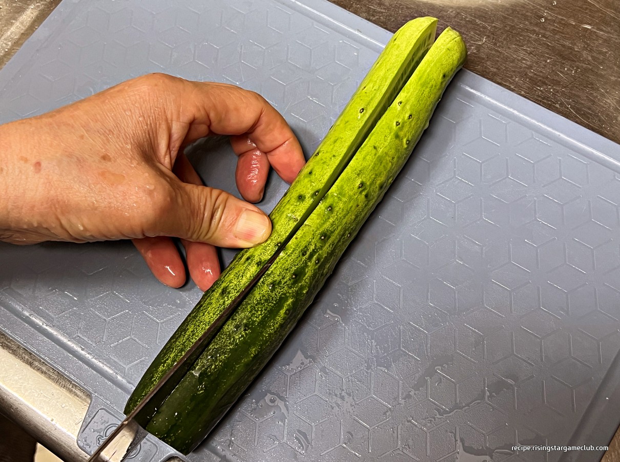 냉면 고명용 오이를 반으로 자르는 사진