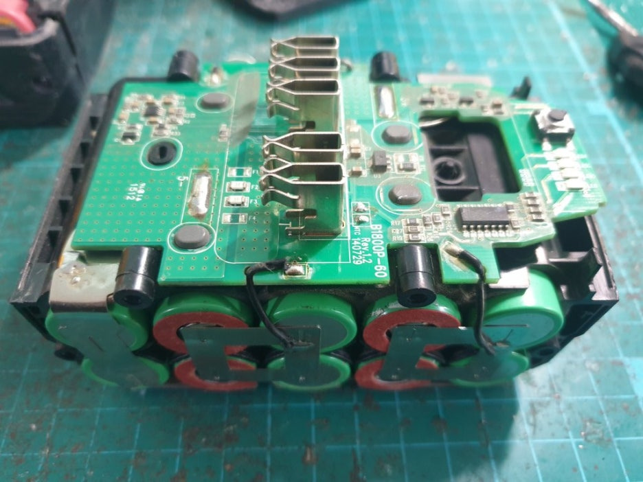 삼성 고방전 inr18650-25r 배터리로 교체한 모습