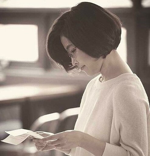 이선희가-니트티를-입고-편지를-읽고-있는-옆모습-사진