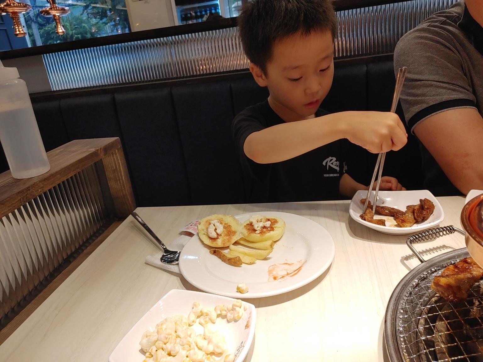 명륜진사갈비에서 밥먹는 아들