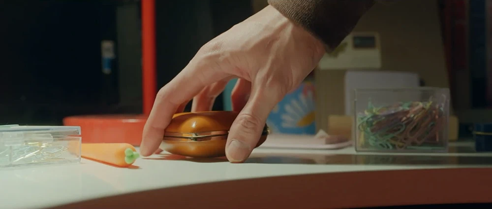 15화에서-솔이-책상-위에-태엽시계를-집는-선재