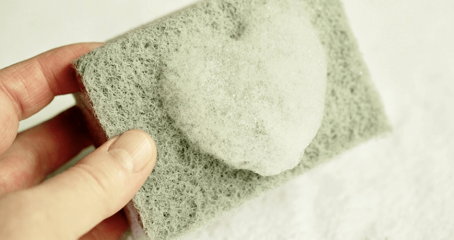 손바닥 껍질이 벗겨지는 이유가 되는 세제가 수세미에 올려져 있다