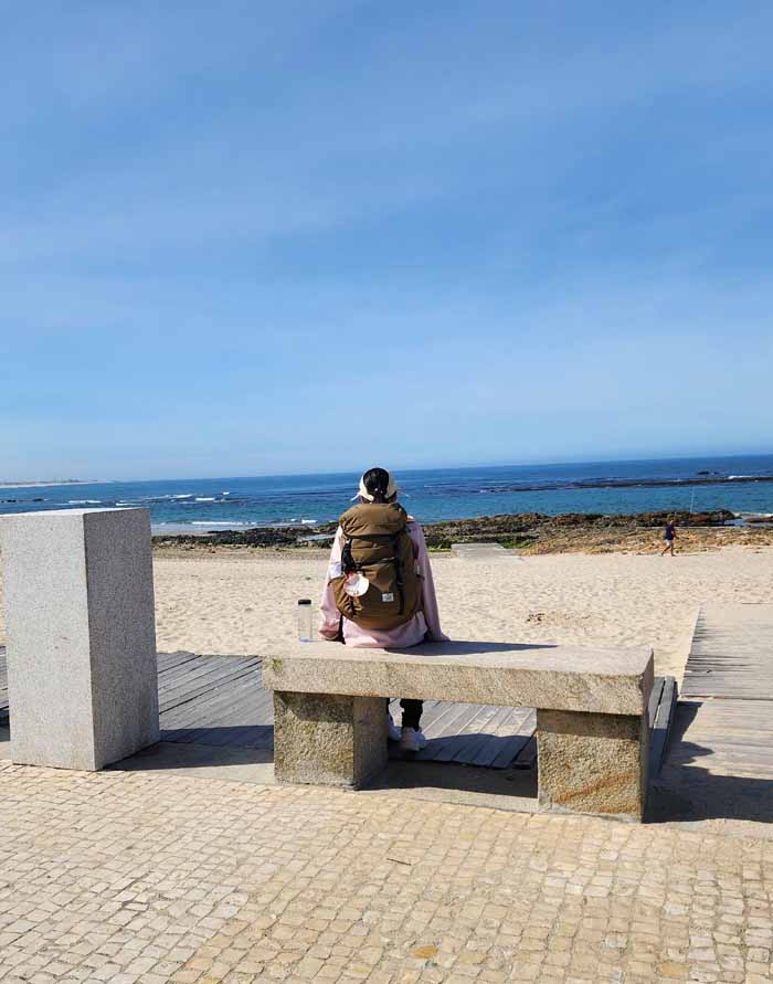 아풀리아의 바다 앞에서 알 수 없는 표정 없는 딸의 뒷모습