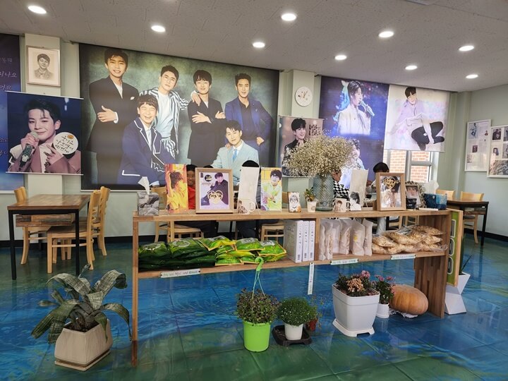 테이블위의 동원이 사진들