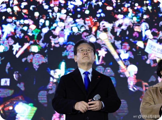 [사진 출처=뉴스1, 박정호 기자] 이재명 더불어민주당 대표가 윤석열 대통령 탄핵안이 가결된 14일 오후 서울 여의도 국회의사당 앞에서 열린 윤석열 즉각 탄핵 범국민 촛불대회 무대에 올라 시민들을 바라보고 있다. 2024.12.14