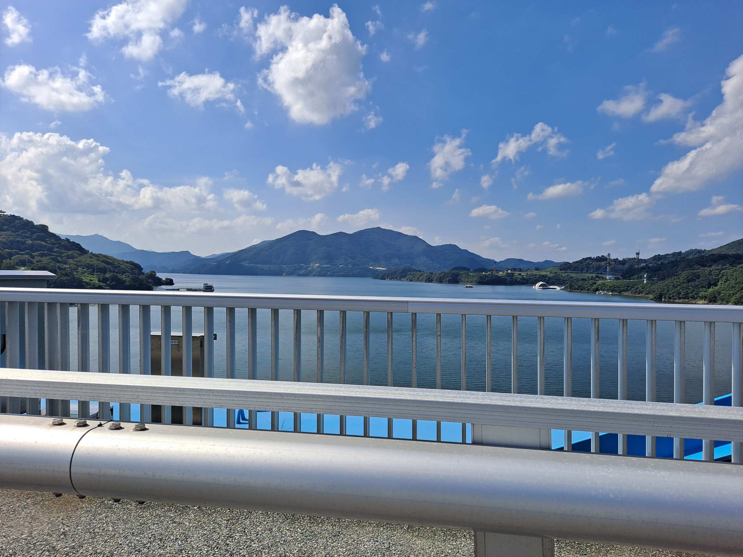 청풍대교 바깥 호수배경