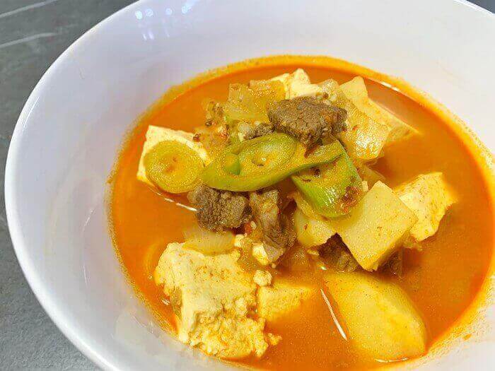 완성된 고추장찌개를 그릇에 담은 사진