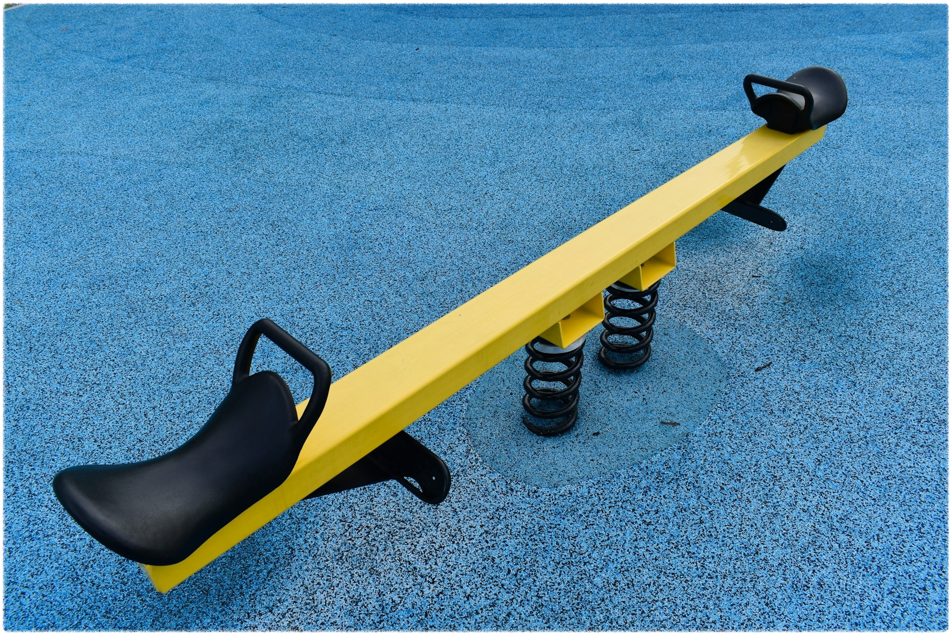 놀이터-위에-있는-시소