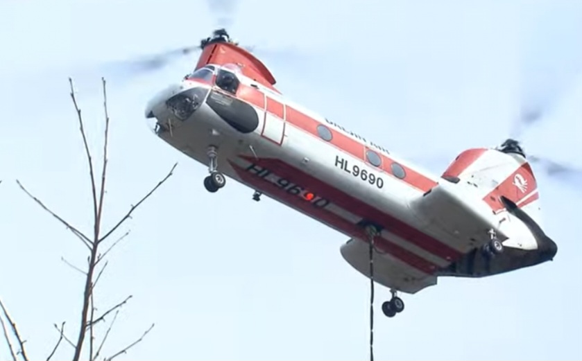 경남 산청, 지리산 산불 9일째 미군 소속 대형 소방헬기와 군 보유 헬기 투입 산불진화 총력전