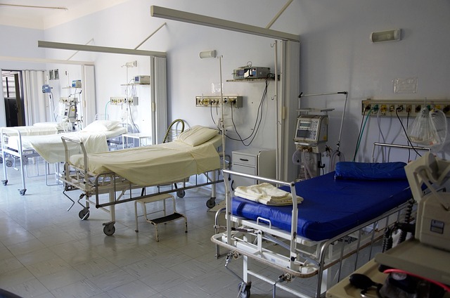 병원 침대 4개가 좌우로 있는 사진