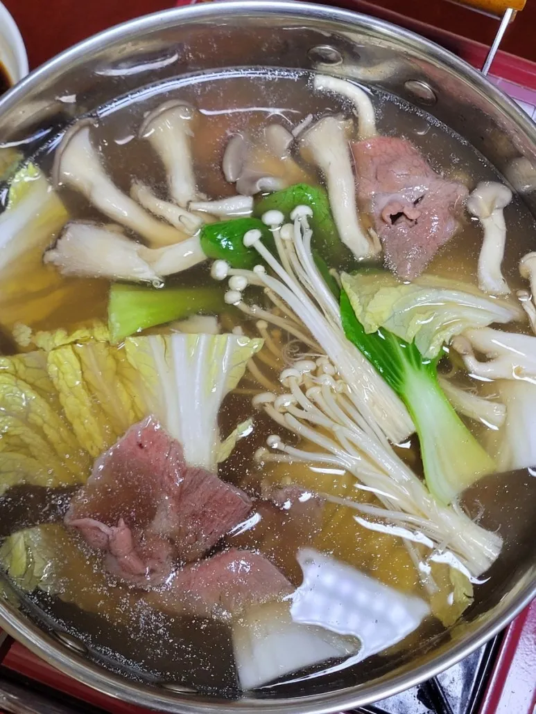 샤브샤브 육수 만들기 준비과정과 신선한 재료 소스 조합 레시피 가이드_4