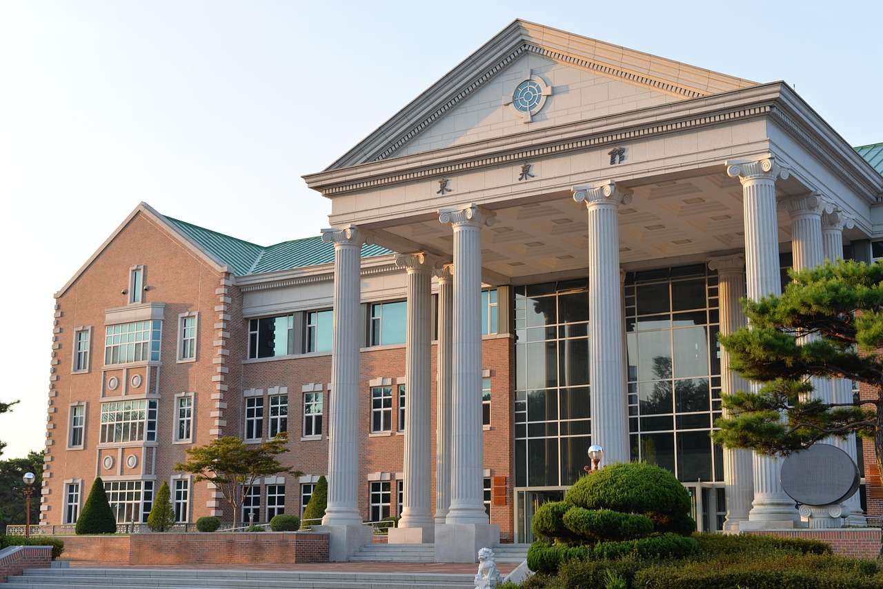 ZEB를 구현하기 위해서는 고단열 시스템, 고성능 창호, 폐열 회수 환기 장치, 태양광 및 지열 발전 등 다양한 고효율 친환경 기술들이 복합적으로 적용되어야 합니다