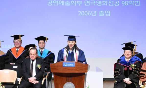 가수 이효리가 모교 국민대 졸업식에서 진심을 담은 축사를 하고 있는 모습