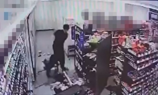 진주 편의점 알바생 폭행 모습 [사진=뉴시스/CCTV 캡쳐]