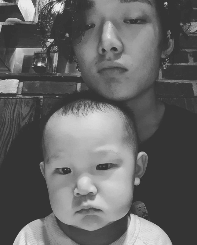 바비와 조카가 찍은 흑백 사진