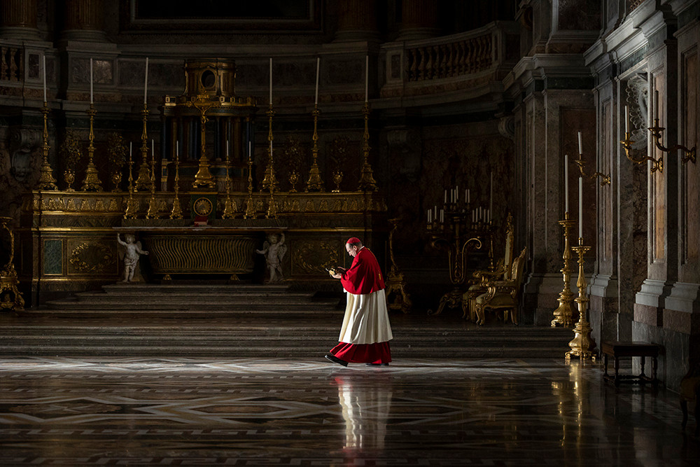 콘클라베 영화 속 로렌스가 무언가를 보면서 걷고 있는 모습