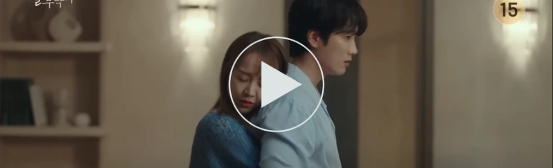 문서하 집에서 파랑 셔츠를 입고 있는 문서하를 반지음이 뒤에서 따뜻하게 안고 있는 이번 생도 잘 부탁해 7회 장면