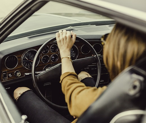 드라이브하는 여성