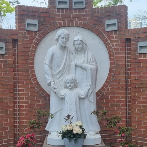 사진은 수원 고색동성당에 있는 성가정 상입니다.