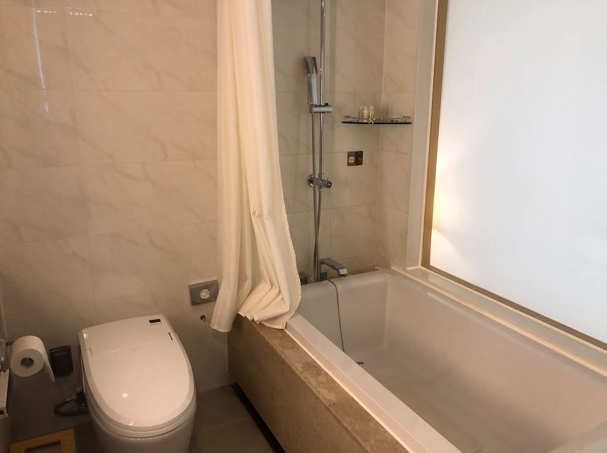 샤워커튼-달린-욕조