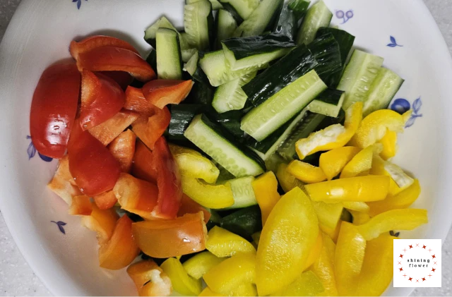 오이피클-오이와 파프리카 썰어서 준비