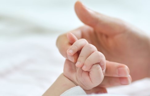 초보 엄마 아빠를 위한 신생아 돌보기 기본 가이드 - 신생아 돌봄의 필수 팁과 일상 루틴 만들기, 수유와 수면 관리법