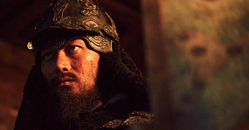 조선 군관 갑옷을 입고 얼굴에 피가 흘러내리고 있는 이운룡 역의 배우 박훈