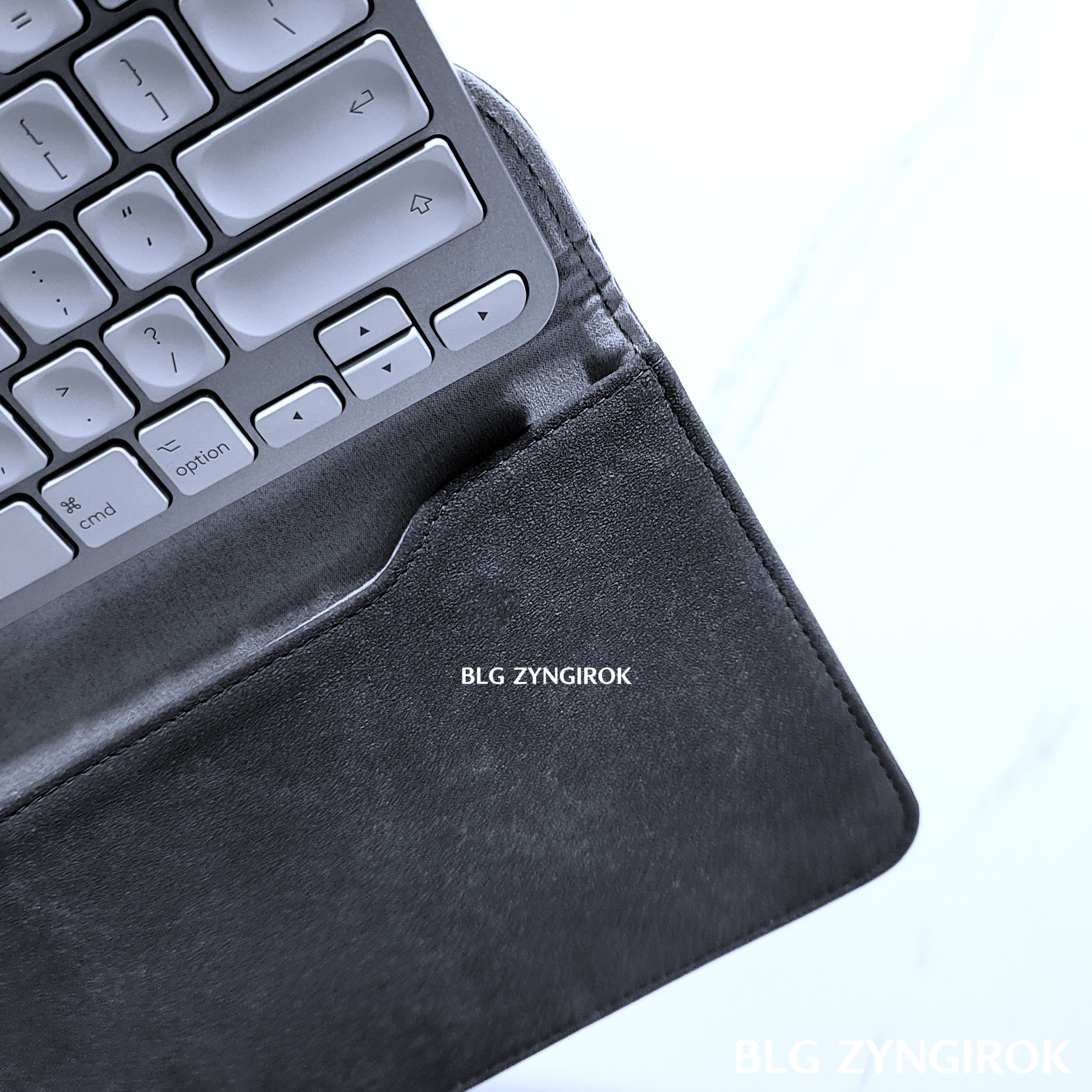 로지텍 키보드 케이스 뚜껑 자석에 키보드가 붙은 모습이다.