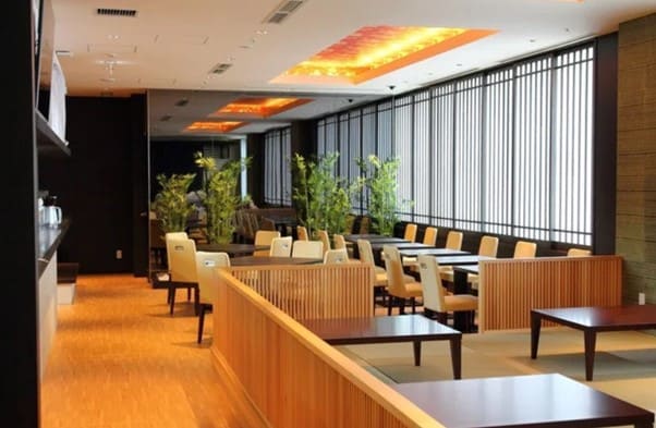 식당에 좌식 테이블과 서양식 테이블 및 의자가 있다.