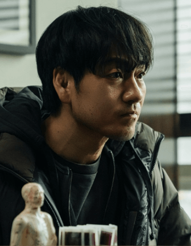 한밤중에 벌어진 교통사고 장면으로 시작