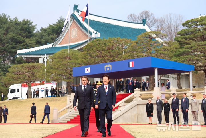 이 대통령 마크롱 정상회담 결과: G7 초청 수락 및 글로벌 전략적 동반자 격상 (오찬 필릭스 전지현 참석)
