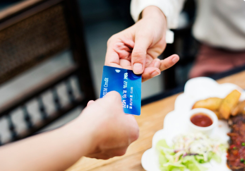 해외 카페에서 카드로 결제하는 모습