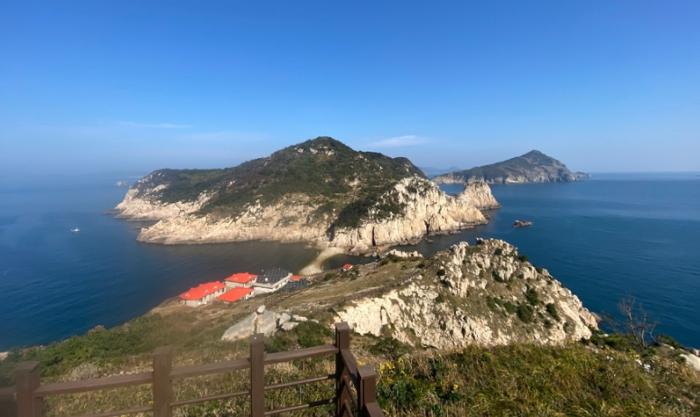 소매물도에서 바라보는 등대섬