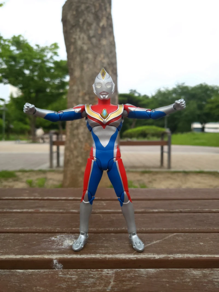 야외-공원에서-Z플립3-스마트폰으로-피규어를-촬영한-사진2