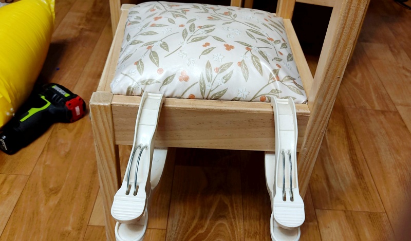 쪼개어진 나무에 목공용 본드를 바르고 집개로 눌러줌