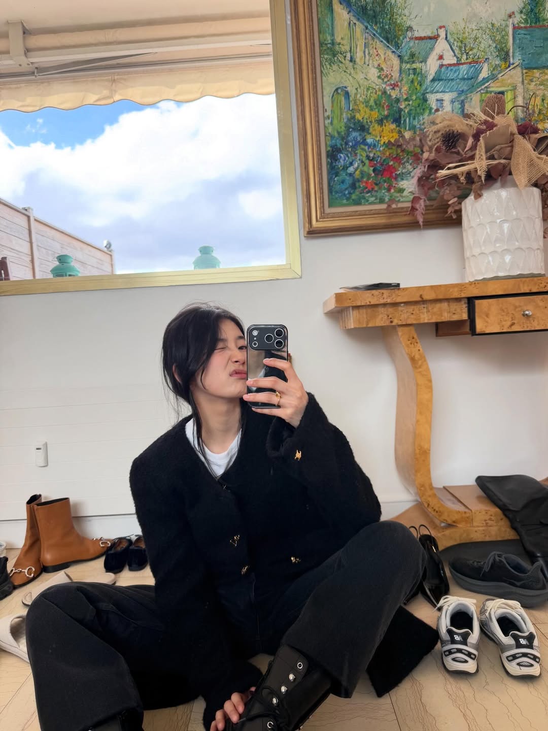 셀린느 재킷 코디에 뉴발란스 실버 운동화를 신어 청순하면서도 트렌디한 매력을 뽐내는 수지