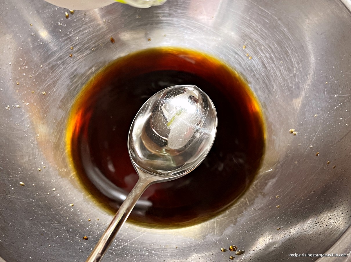 판모밀국수를 찍어 먹을 소스를 만들기 위해 만들어 놓은 물 5T를 넣는 사진