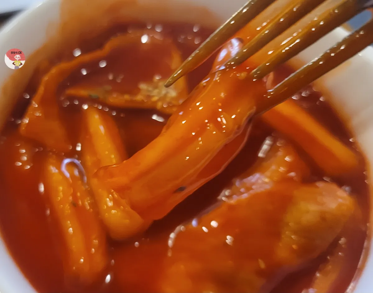 컴포즈커피-푸드-쫄깃분모자떡볶이-포크로-콕-들어올림