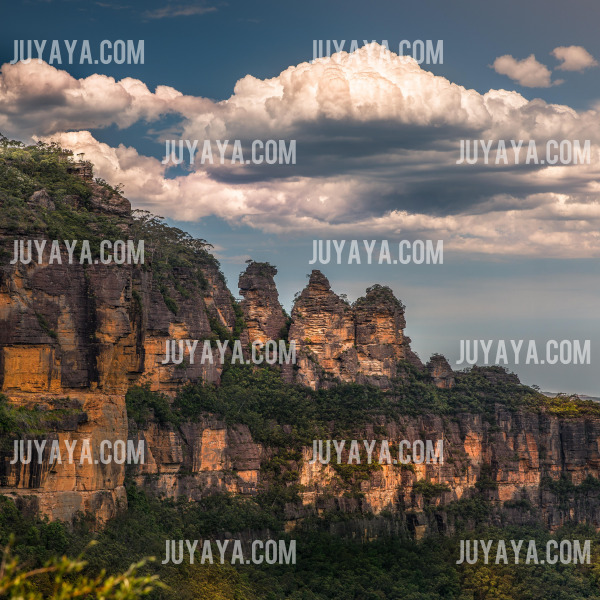 호주 블루 마운틴의 3자매봉 절벽과 구름이 어우러진 자연 경관.