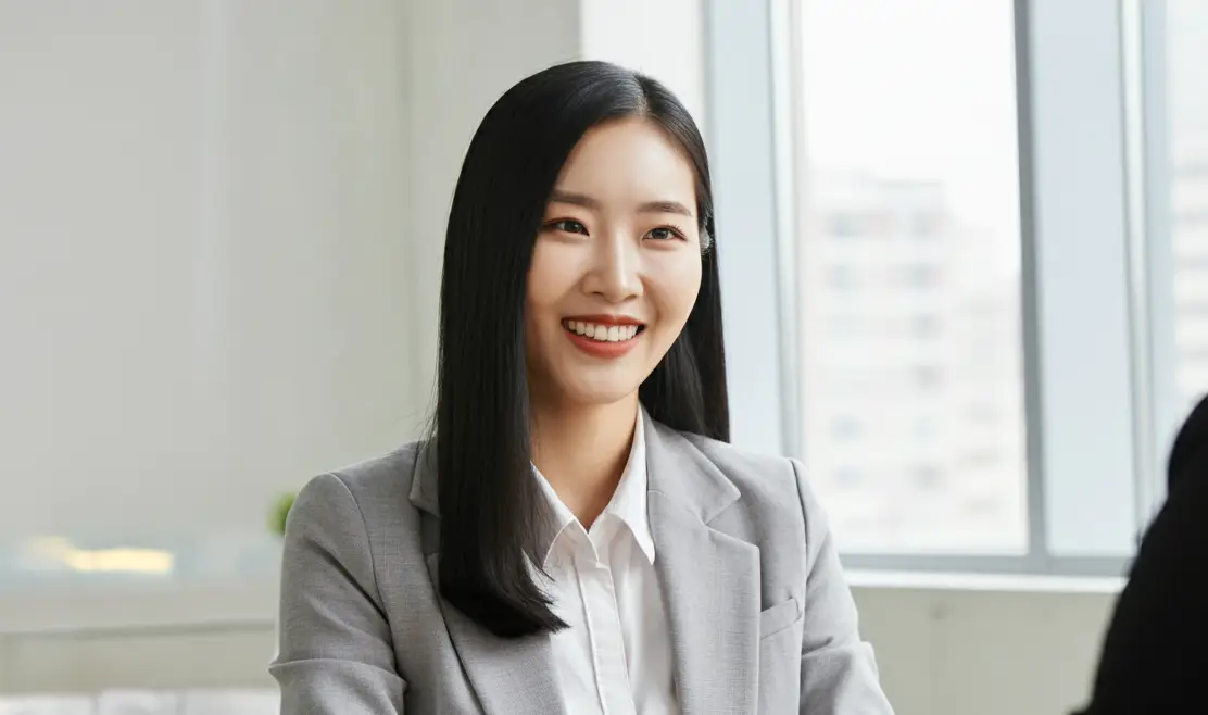 웃으며 인사하는 여성