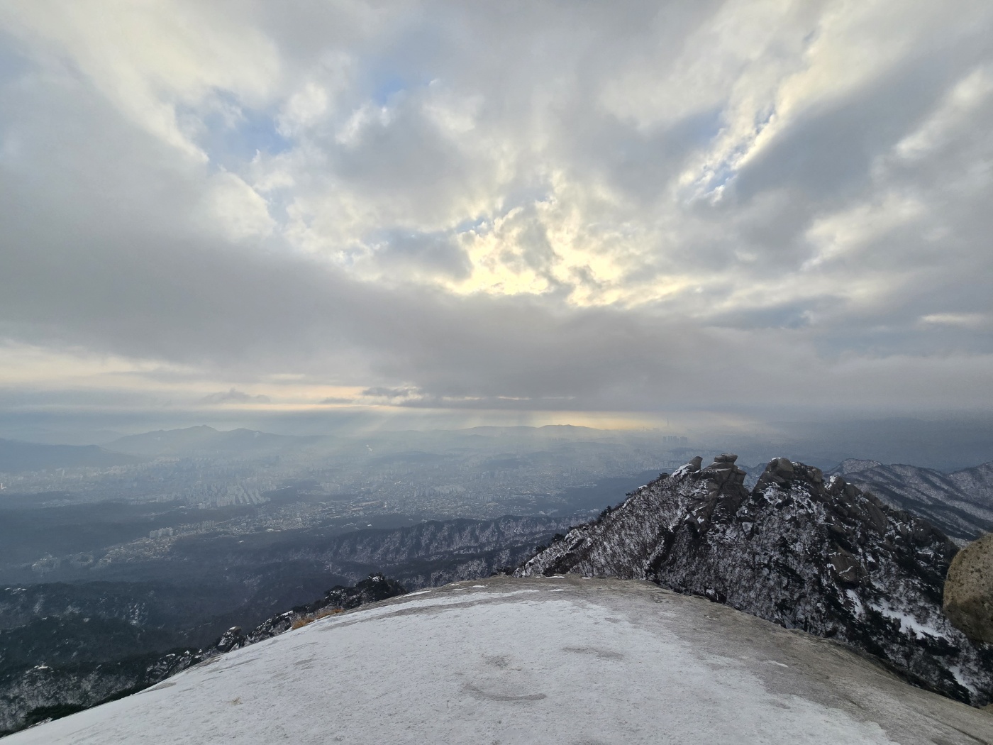 구름이 많았던 백운대정상에서의 풍경
