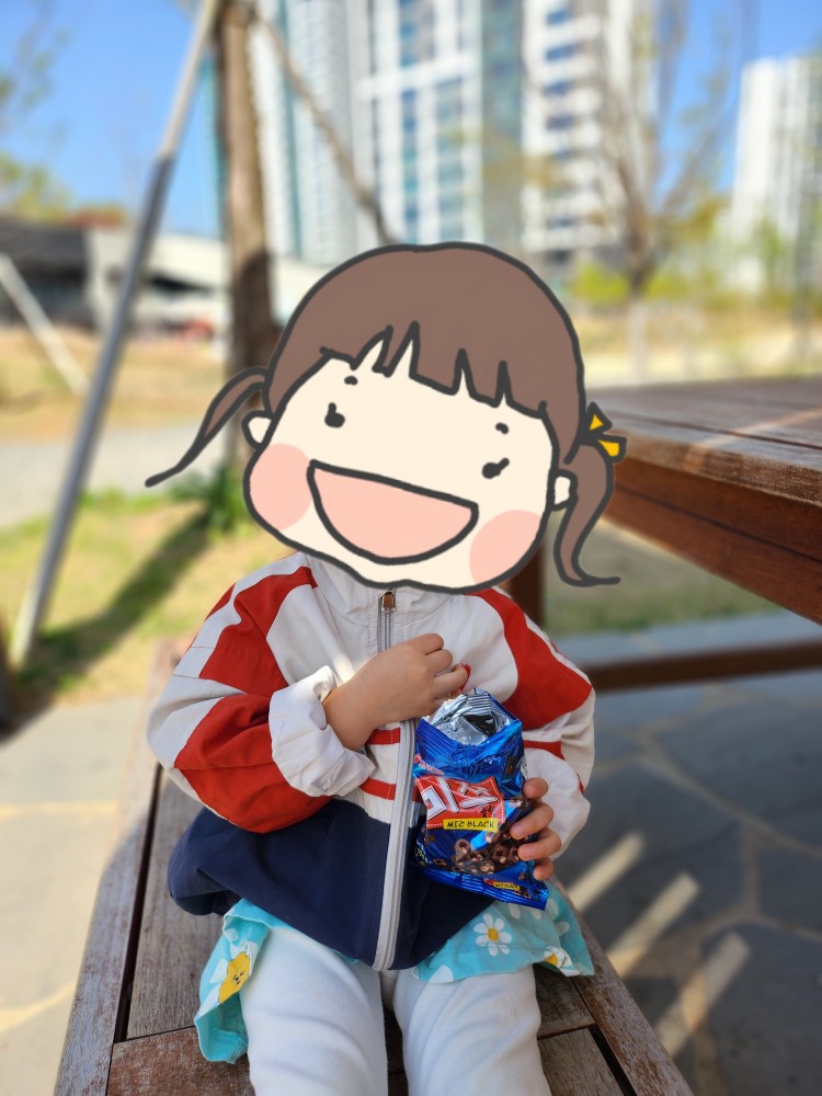 간식을 먹는 아이