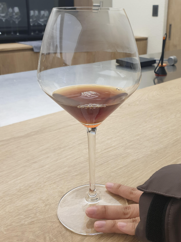 와인잔에 커피가 담긴 모습. 향에 집중하기 위한 설계다.