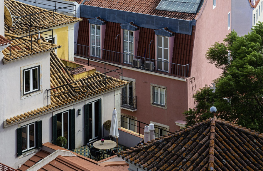 이웃과 만났을 때 인사하는 이미지