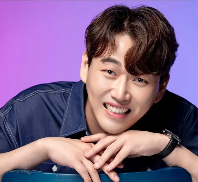 황영웅-
보라색 배경 청남방을 입고 두손에 얼굴을 기댄채 웃고있는 황영웅