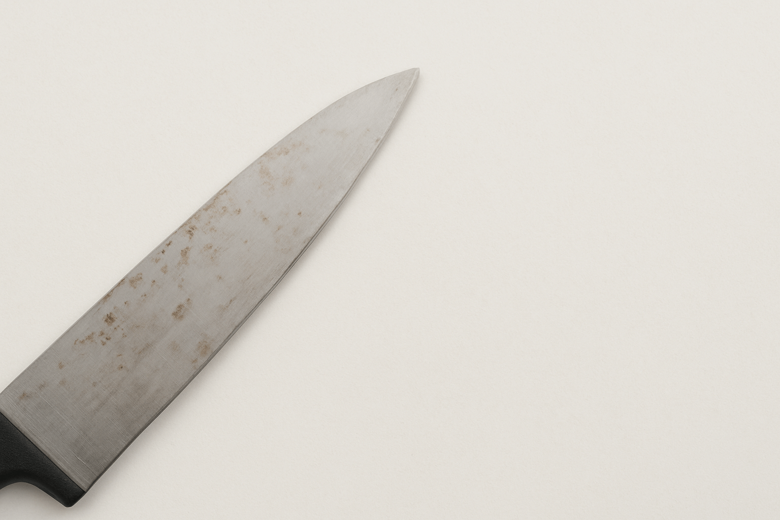 녹이 슬어 얼룩진 주방용 칼날 클로즈업 이미지, 베이지색 배경
