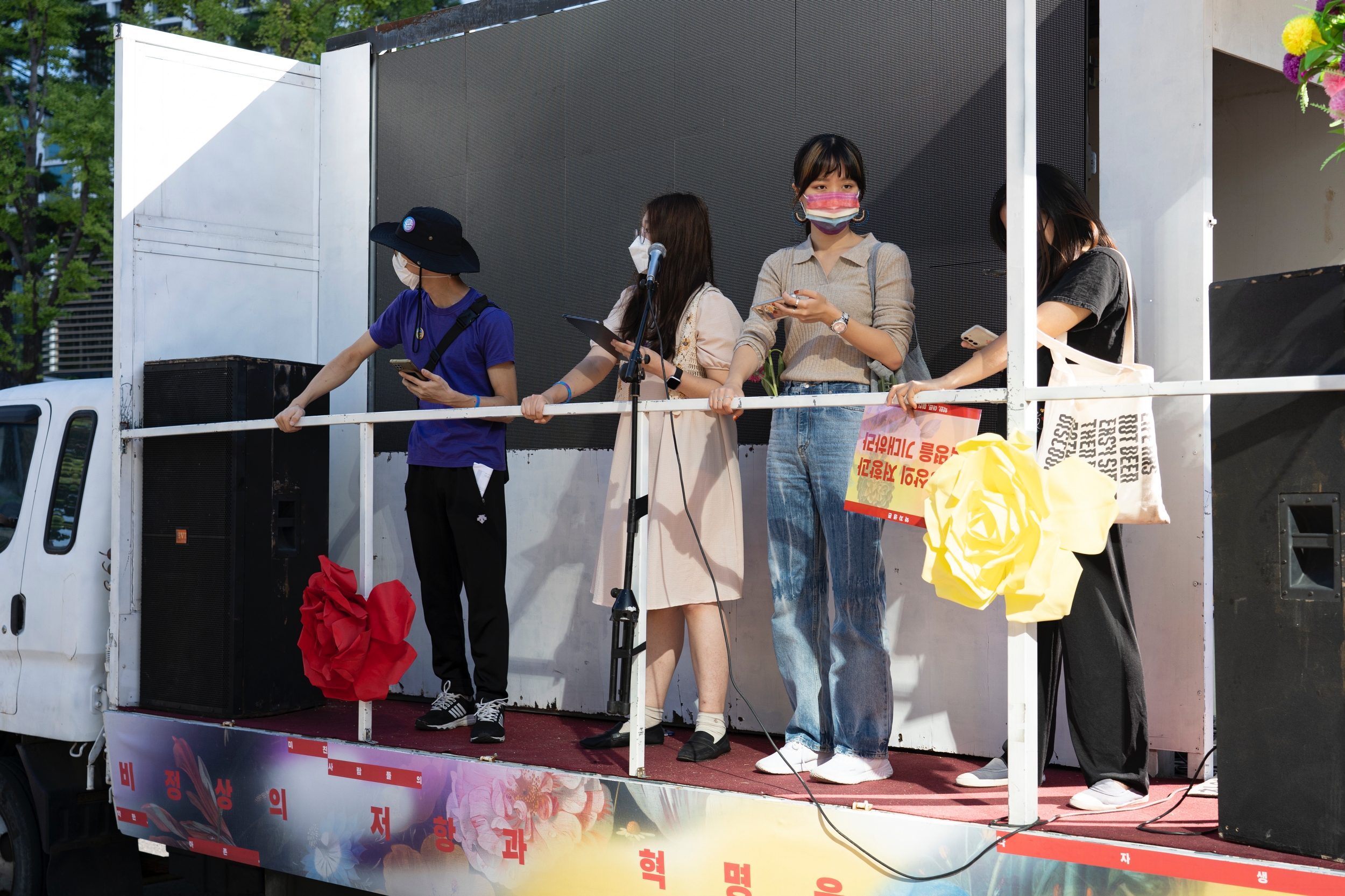 <느릿느릿 돌아버린 행진> 트럭에 리얼리즘 님, 한상헌 님, 해수 님, 연주 님이 서 있다.