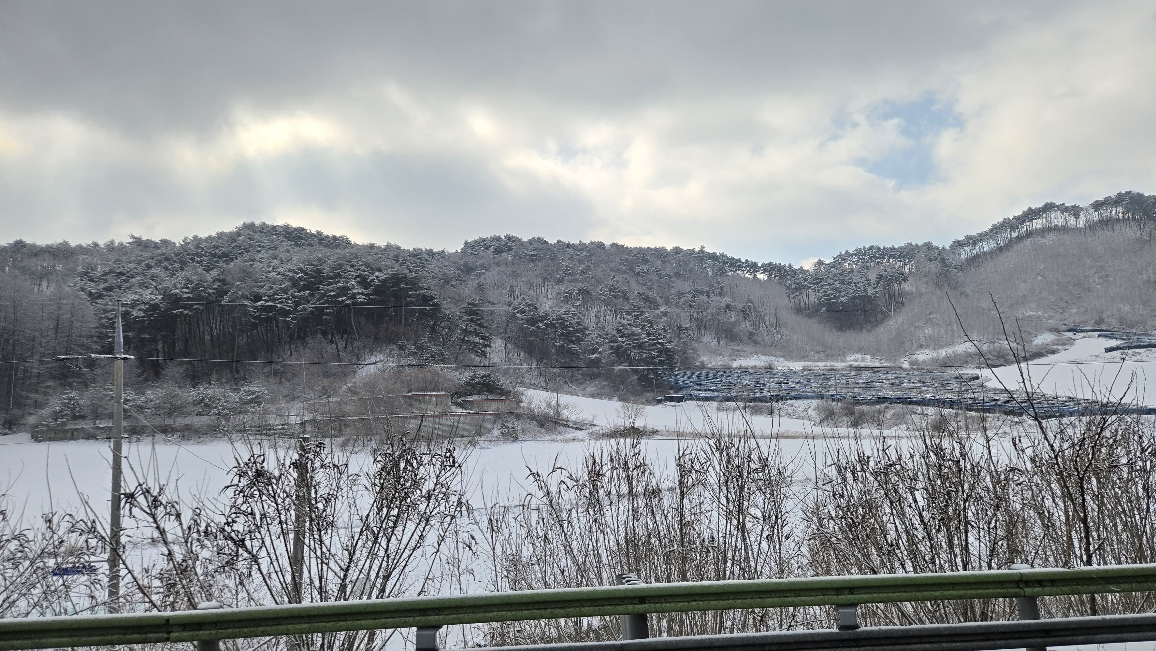 봄은 왔건 만 강원도는 눈꽃이 핀 겨울 풍경