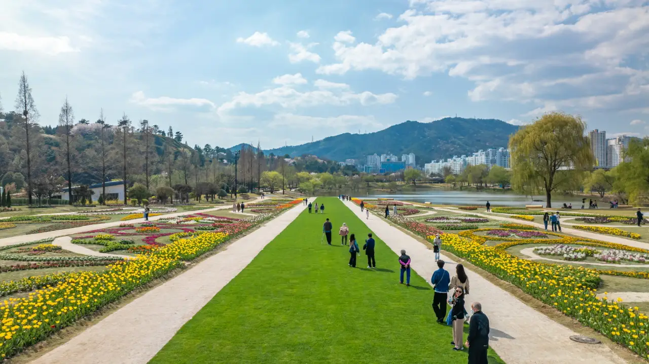 순천만-국가정원-산책하는-사람들