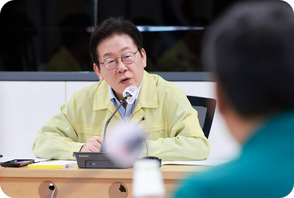 이재명 대통령은 유엔총회 참석차 방미 일정을 마치고 26일 저녁 귀국한 뒤 국정자원 화재 보고 받고 밤새 상황점검했다. [연합뉴스 자료 사진]